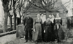 OVI-00001271 familiefoto van onbekende familie voor hun huis. Waarschijnlijk fam. van veenarbeider.